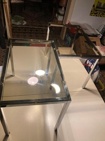Set vn 2 identieke chrome/glas bijzettafels beschikbaar voor biedingen
