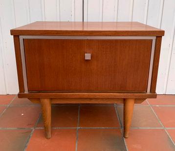 Vintage teakhouten nachtkastje beschikbaar voor biedingen