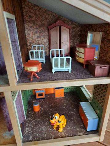 VINTAGE POPPENHUIS MET MEUBELTJES beschikbaar voor biedingen