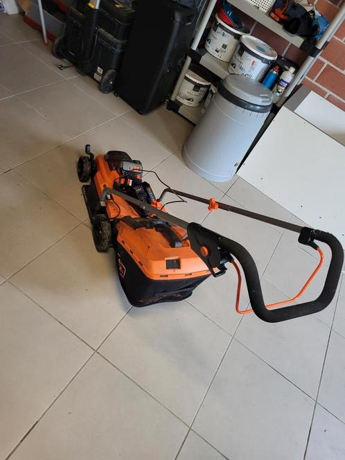 Te koop: Black & Decker Grasmaaier 2x 18 Volt (33 cm maaibre, Tuin en Terras, Grasmaaiers, Zo goed als nieuw, Ophalen