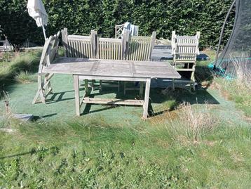 Tuinmeubels: tafel met 7 stoelen