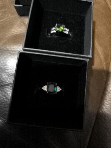 twee goudkleurige ringen met edelsteen beschikbaar voor biedingen