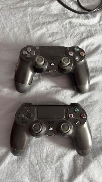 2 playstation controllers beschikbaar voor biedingen