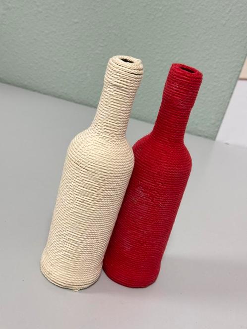 2x deco decoratie vaas flesjes bierfles met wol touw vazen, Huis en Inrichting, Woonaccessoires | Vazen, Minder dan 50 cm, Glas