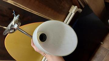 lampje in melkglas beschikbaar voor biedingen