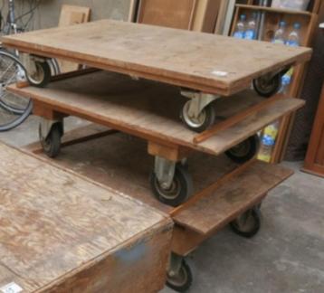 2 Chariots à roulettes charge 1 tonne . Bois beschikbaar voor biedingen