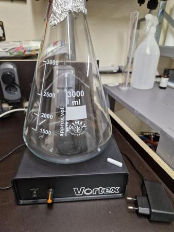Vortex magnetische roerder met roervlo en erlemeyer 3L beschikbaar voor biedingen