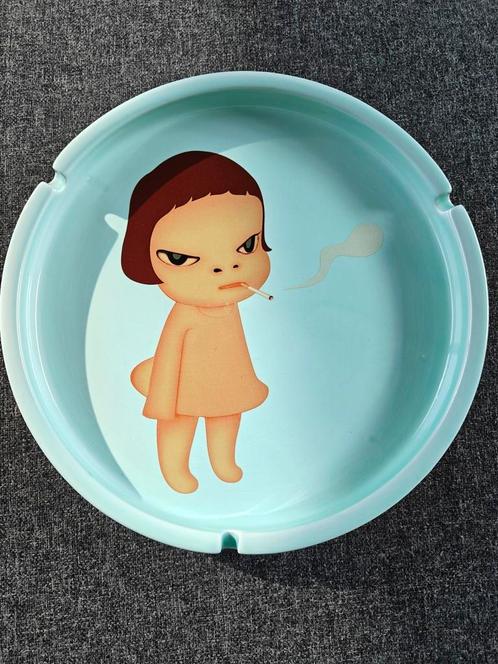 Yoshitomo Nara asbak-too young to die-Japanse kunst designer, Antiek en Kunst, Antiek | Keramiek en Aardewerk, Ophalen