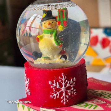 Boule à Neige Déco "Soir de Noël" 10 cm Rouge avec bonhomme 