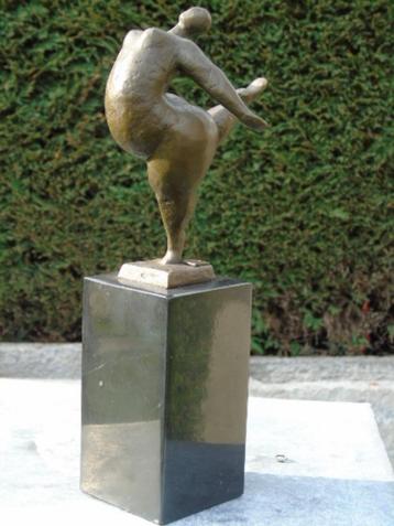 Een dikke vrouw op een bronzen been beschikbaar voor biedingen