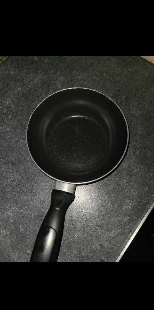 casserole poêle noire avec revêtement antiadhésif Prix 10€, Huis en Inrichting, Keuken | Potten en Pannen, Nieuw, Kookpan of Snelkookpan