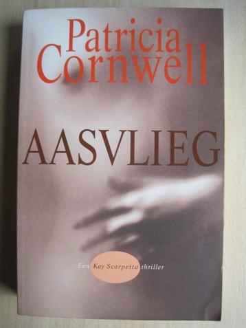 335 - Aasvlieg - Patricia Cornwell beschikbaar voor biedingen