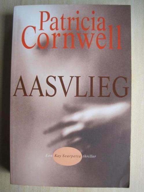 335 - Aasvlieg - Patricia Cornwell, Boeken, Thrillers, Zo goed als nieuw, Amerika, Ophalen of Verzenden