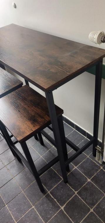 Bartafel en 2 hoge krukken beschikbaar voor biedingen