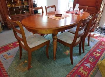 Klassieke Kersenhouten Eettafel met 6 Stoelen beschikbaar voor biedingen