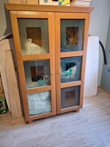 kast met glazen deuren en glazen planken + verlichting, Huis en Inrichting, Kasten | Buffetkasten, Ophalen, Met plank(en), Kersenhout