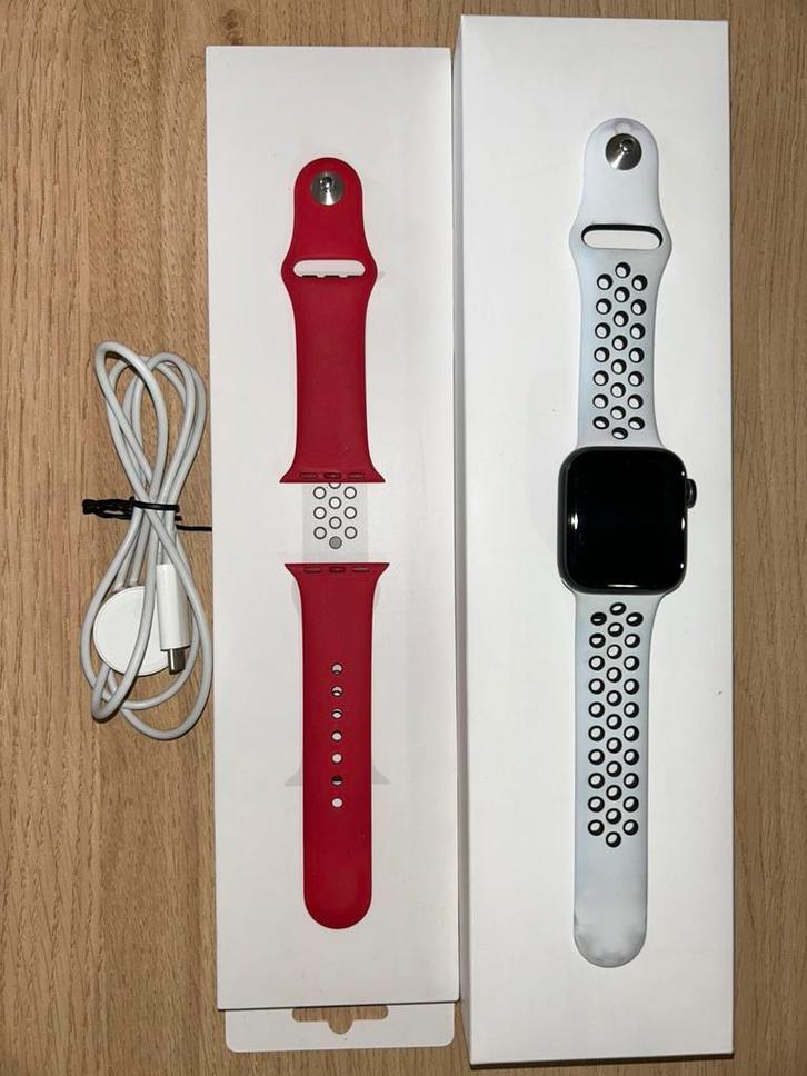 Apple Watch SE 40 mm GPS — met 2 banden, Handtassen en Accessoires, Smartwatches, Zo goed als nieuw, Rood, Conditie, Ophalen of Verzenden