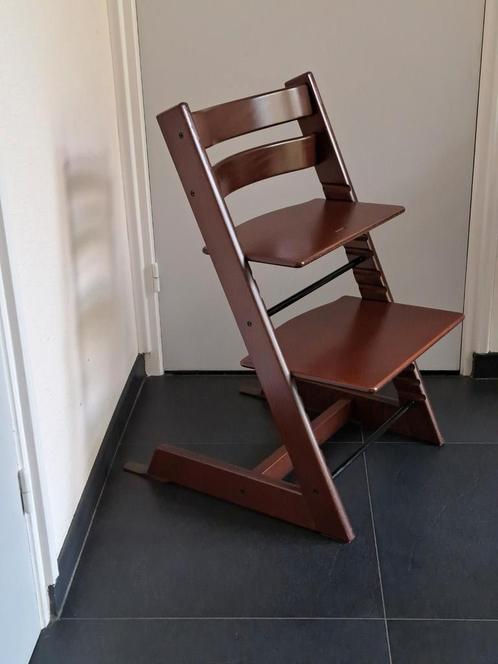 Stokke Tripp Trapp kinderstoel NIEUW MODEL in walnut, Kinderen en Baby's, Kinderstoelen, Zo goed als nieuw, Meegroeistoel, Aanschuifbaar