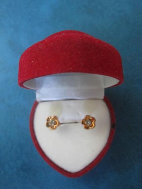 Oorknopjes bloem met 5 ronde blaadjes met steentje (NIEUW) g, Handtassen en Accessoires, Kindersieraden, Nieuw, Oorbellen, Goud