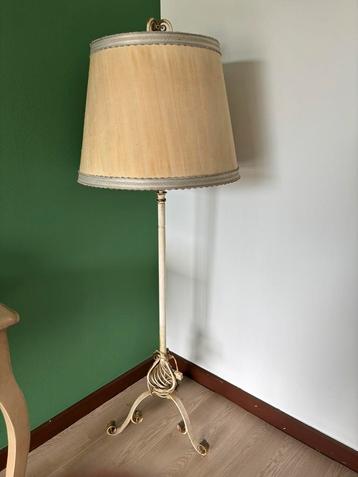 Antieke lamp beschikbaar voor biedingen
