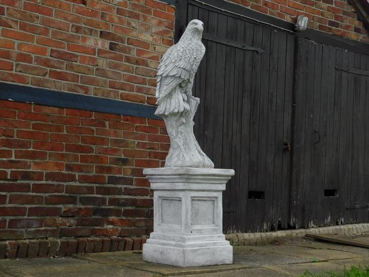 Adelaar Op Sokkel - 165 cm - Steen, Tuin en Terras, Tuinbeelden, Steen, Ophalen of Verzenden