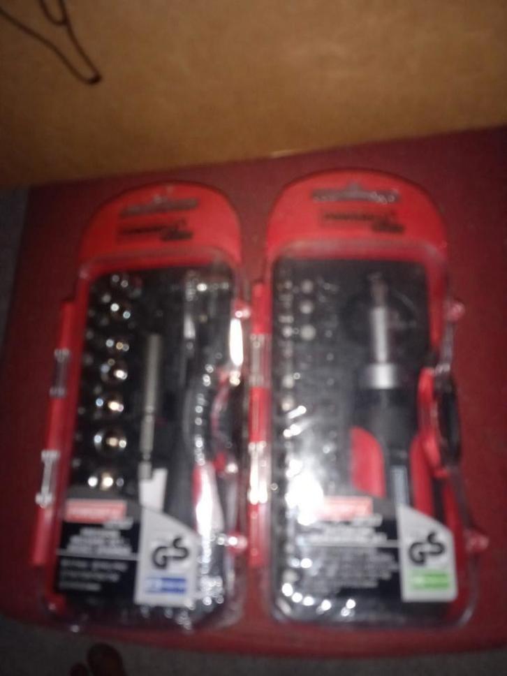 Ratel/dopsleutelset en schroevendraaierset Powerfix nieuw, Auto diversen, Autogereedschap, Nieuw, Ophalen