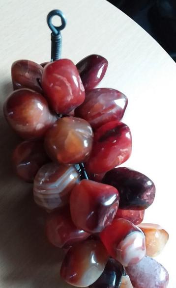 De très beaux vieux raisins avec des pierres précieuses.  