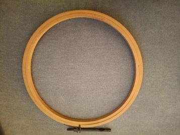 Vintage houten borduurring 19cm beschikbaar voor biedingen