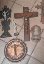 Divers objets religieux anciens, dont des crucifix, Enlèvement ou Envoi