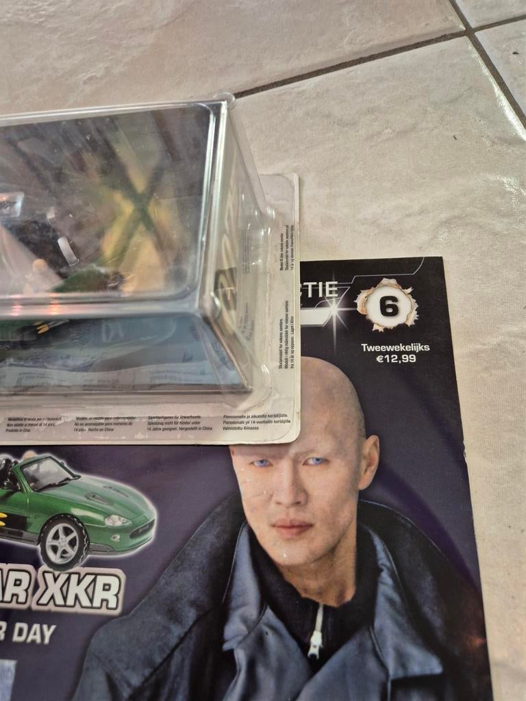 1.43 james bond auto met boekje jaguar nr 6, Hobby en Vrije tijd, Modelauto's | 1:43, Ophalen of Verzenden, Auto