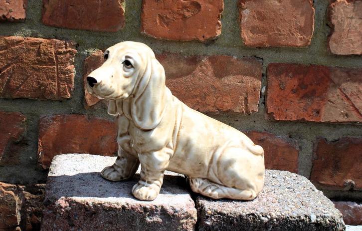 Oud beeld Basset, keramiek made in Japan. Mint., Verzamelen, Dierenverzamelingen, Zo goed als nieuw, Beeldje of Figuurtje, Hond of Kat