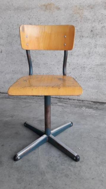 Vintage kinder stoel / schoolstoel beschikbaar voor biedingen