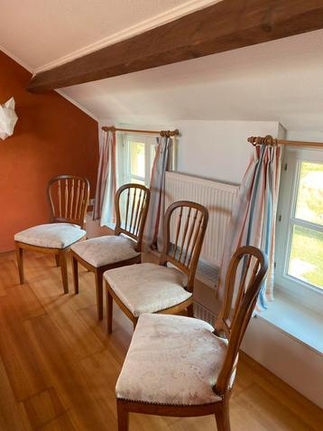 4 stijlvolle, stevige en comfortabele stoelen beschikbaar voor biedingen