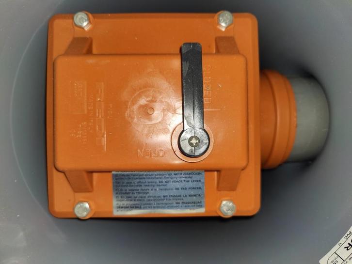 2x redi terugslagkleppen Dia.110  in toezichtput gelast, Doe-het-zelf en Bouw, Buizen en Afvoer, Nieuw, Ophalen of Verzenden