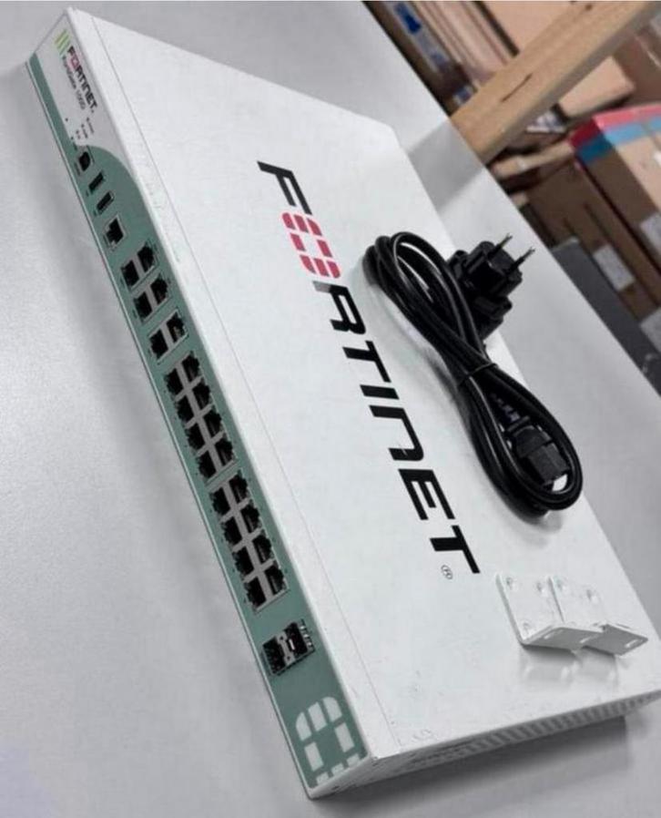 Fortinet Fortigate FG 100D 100-D als nieuw + voeding switch, Computers en Software, Netwerk switches, Zo goed als nieuw, Ophalen of Verzenden