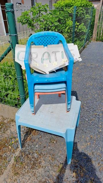 Tuinstoeltjes en tafel voor kinderen beschikbaar voor biedingen