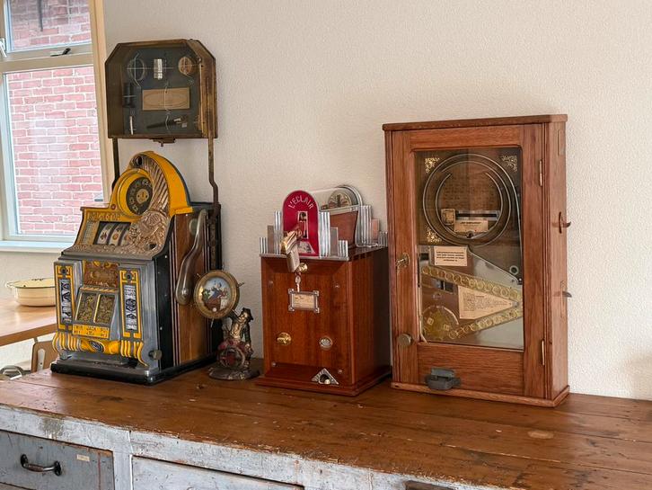 GEVRAAGD ANTIEKE KNIKKERKAST CAFESPEL GOKKAST AUTOMAAT, Antiek en Kunst, Curiosa en Brocante, Ophalen