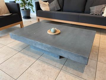 Table de salon en pierre naturelle beschikbaar voor biedingen