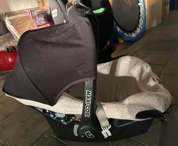 Maxi cosi cabrio fix met verkleinkussen beschikbaar voor biedingen