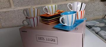 PORSELEIN SERVIESJE beschikbaar voor biedingen