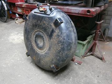 Staande LPG ringtank in reservewielbak. beschikbaar voor biedingen