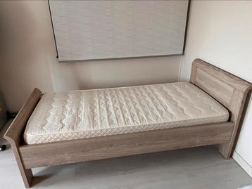Éénpersoonsbed met lattenbodem en matras beschikbaar voor biedingen