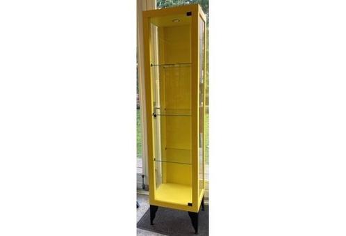 Gele vitrinekast Vintage Ikea design glas zwarte poten, Huis en Inrichting, Kasten | Vitrinekasten, Gebruikt, Ophalen