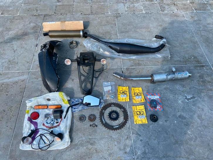 Onderdelen derbi, yamaha, Fietsen en Brommers, Brommeronderdelen | Algemeen, Zo goed als nieuw, Uitlaat, Ophalen of Verzenden