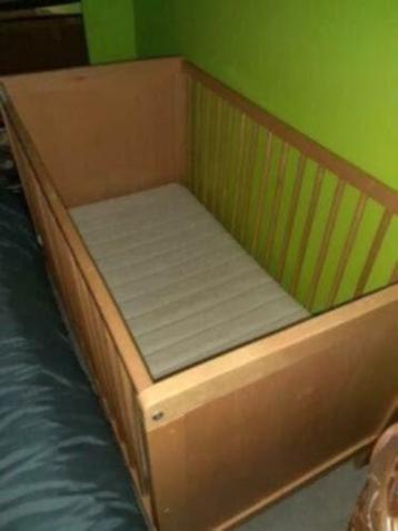 Babybed met matras beschikbaar voor biedingen