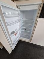 Inbouwkoelkast Indesit, Ophalen, Zonder vriesvak, 120 tot 140 cm, 200 liter of meer