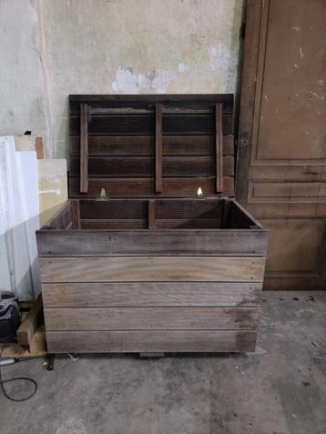 armoire de jardin disponible aux enchères