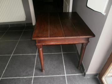 Oud stevig donker tafeltje beschikbaar voor biedingen