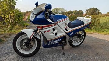 Honda VFR750 RC01 1986 en parfait état.