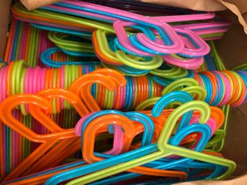 Kleurrijke kinderkapstokken beschikbaar voor biedingen